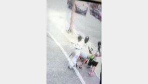 초등생 남매, 도로로 돌진하는 유모차 탄 아기 구했다