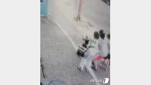 2살 아이 탄 유모차 내리막길 질주…초등 남매가 막아 위기 모면