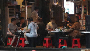 간간이 보이는 3-4인 저녁모임…자영업자는 시큰둥