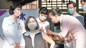 차이잉원 대만 총통… 자국개발 백신 ‘1호 접종’