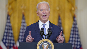 바이든 “아직도 백신 안맞았다면 이제 때가 왔다”…화이자 승인 환영