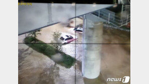 태풍경보 ‘부산’ 도로 33곳 통제…침수 차량서 운전자 구조