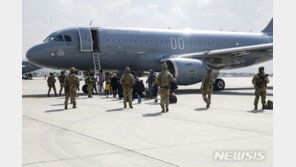 탈레반 “31일까지 떠나라”…美 철수 시한 연장론에 경고