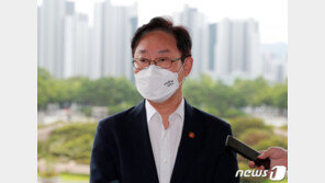 박범계 “아프간인 인도적 체류 적극 검토”…24일 허용 발표할듯