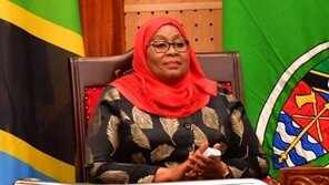 “가슴 크지 않아 결혼 상대로 매력없다” 탄자니아 대통령 성희롱 ‘뭇매’