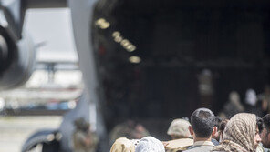입국 금지자 아프간서 철수기 타고 들어와…영국 보안 ‘발칵’