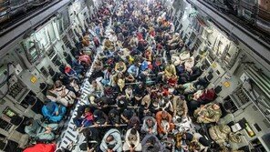 카불서 이틀연속 1.6만명 철수 …아프간 탈출 열흘간 7만명