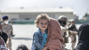 정부 “아프간 조력자 380여명 軍수송기로 내일 한국 도착”