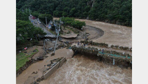 거센 물살에 끊어진 도로