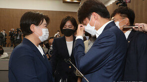 윤희숙 기자회견장 찾아온 이준석, “책임질 일 없다” 눈물로 만류