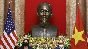 베트남 가서도 中 견제 쏟아낸 해리스…백신 100만회분 지원 약속