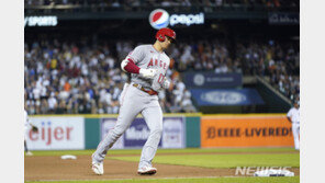 MLB 첫 ‘3피홈런’ 오타니 “7회까지 못 던져서 분하다”