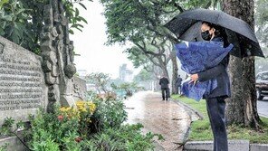 동남아 순방 해리스, 베트남서 故존 매케인 기념비 찾아 헌화