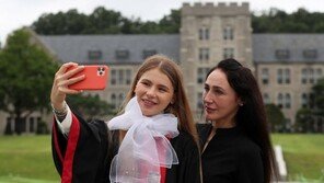 졸업식 없이… 가운만 빌려 “찰칵”