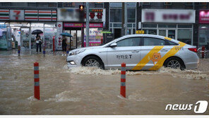 ‘호우경보’ 부산 물폭탄에 곳곳 침수·고립…낙동강 수위 상승(종합)