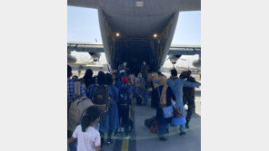 아프간인 탄 軍수송기 1대 출발…오후 인천 도착