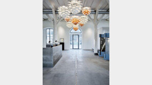 건축가 손길이 닿은 소품…화병-그릇이 예술이네