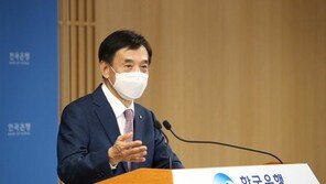 가계빚-집값 불끄기… 기준금리 전격인상 