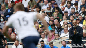 ‘기립 박수’ 받은 케인…산투 “지난 일은 모두 과거일 뿐”