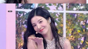 권은비, 솔로 첫 무대…드레스 입고 고양이 손동작