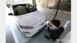 내년부터 전기차 충전 방해하는 ‘장기주차’ 단속한다