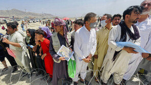 IS “미군 노린 우리 소행”…카불 공항 자폭테러로 최소 90명 사망