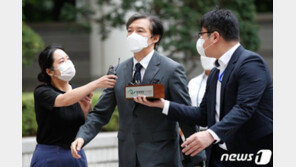 조국 “오늘은 아무 말 못하겠다”…침묵 지킨 채 법정출석