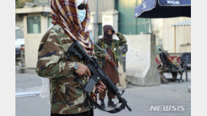 카불 공항 테러에 선 긋는 탈레반…“치안은 미국 책임”