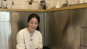 정려원, 여유로운 근황…반려묘와 휴식