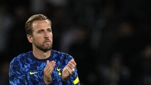 돌아온 케인, 멀티골로 보답…토트넘 UECL 본선 진출