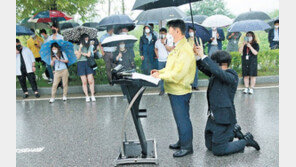 무릎 꿇고 양손으로 우산 받쳐… 법무차관 과잉의전 논란
