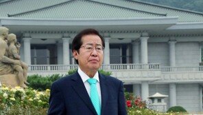 홍준표, 靑 앞 1인 시위…“잘못은 文이 했는데 벌은 내가”