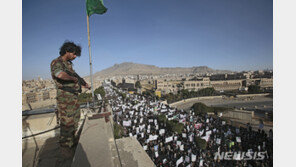 예멘 반군 후티, 정부군 공군기지 드론 공격…최소 30명 사망