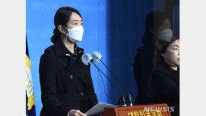 고민정, ‘우산 의전’ 논란에 “잘못된 방송취재 관행 바꿔야”