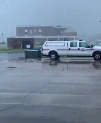 몸 못 가눌 정도…美 삼킨 허리케인 ‘거대한 위력’ (영상)