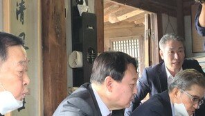 후손으로 논산 명재고택 찾은 윤석열 “공정·정당하게 정치하겠다”