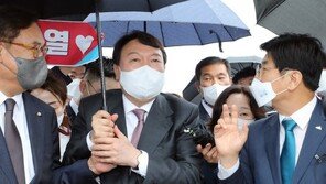 “우산 들어주면 안된다” 만류에 직접 든 윤석열…‘과잉 의전’ 의식했나