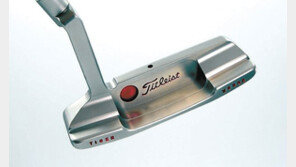 ‘골프 황제’ 우즈 연습용 퍼터 4억5000만원에 낙찰