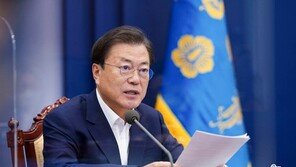 침묵하던 文대통령 “언론중재법 추가 검토 환영”