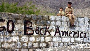 20년 전 아프간 소년의 눈빛… 미군 철군 사진 보자 떠오른 그때[청계천 옆 사진관]
