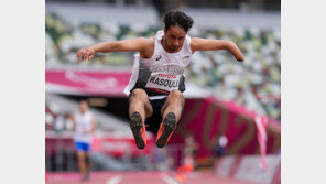 아프간 탈출해 지구 반바퀴 날아와… 꿈의 패럴림픽서 4.46m 벅찬 도약