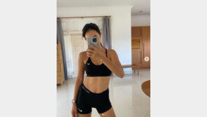 ‘애둘맘’ 가희, 브라톱 입고 선명한 11자 복근+탄탄 몸매 과시 