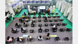 백신 접종 완료 1575만여명, 전 국민 30% 돌파…1차 접종 57%