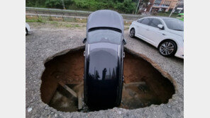 당진서 차량 집어삼킨 대형 싱크홀…중부지방 폭우 피해 잇따라 