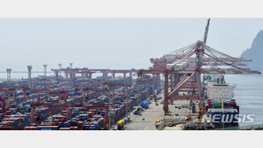 코로나 딛고 수출 10개월째 ‘고공행진’…반도체·석유화학 등 전 품목 활황