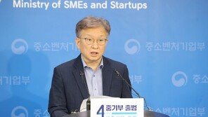 [문답] 권칠승 장관 “백신 없을 때와 다른 코로나 대응책 있어야”