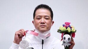 ‘아 0.1점’ 사격 박진호, 소중한 은메달 추가…대회 두번째 메달