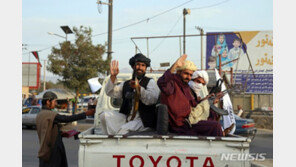 “사람들이 망가졌다” 탈레반 통치 첫날 아프간 주민들