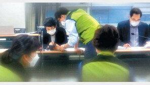 [사설]의료대란 피했지만 ‘코로나 피로’ 방치했다간 파국 올 수도