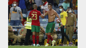 ‘머리로 2골’ 호날두, 111골로 A매치 최다 득점 신기록 썼다